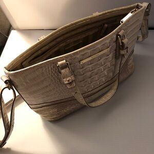 Pre owed Brahmin Cream Crossbody Bag,this bag is made of high quality leather